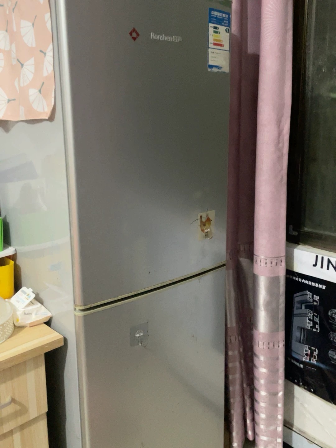 二手贩别问。个人闲置容声冰箱 300 元，要的来，鸽子勿扰 
